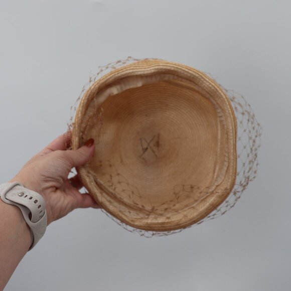 Vintage Beige Woven PIllbox hat with Netting - Picture 7 of 7